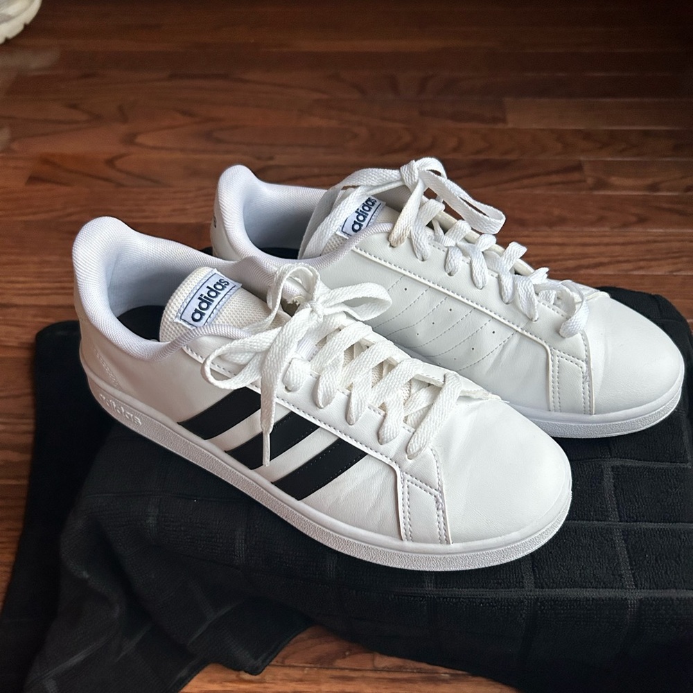 White and Black Adidas Grandcourts Men’s Size 7! EUC!